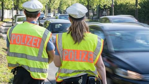 Polizeibeamte im Einsatz - Warnwesten mit Aufschrift "Polizei"