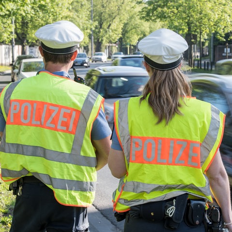 Polizeibeamte im Einsatz - Warnwesten mit Aufschrift "Polizei"