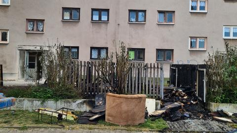 Der in Brand geratene Sperrmüll vor dem Haus in Frankfurt.