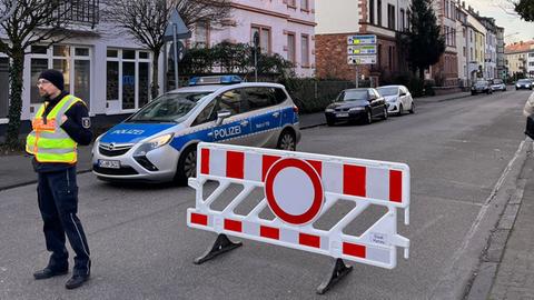 Die Polizei sperrt das Gebiet rund um den Bombenfundort in Hanau.