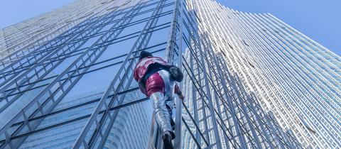 Der französische Extremkletterer Alain Robert klettert zum dritten Mal die Fassade des "Skyper"-Towers im Frankfurter Bankenviertel hoch.