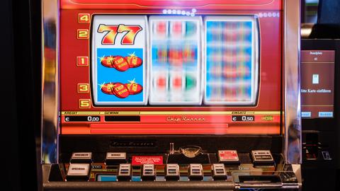 Spielautomaten stehen in einer Spielbank. 