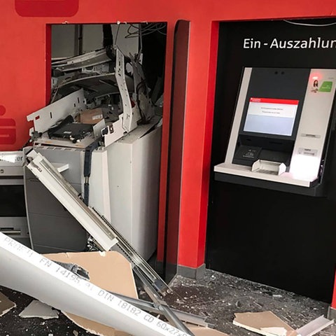 Foyer mit völlig zerstörtem Geldautomat der Sparkasse in Bickenbach