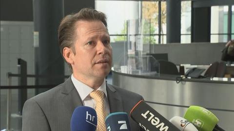 Staatsanwalt Andreas Thöne gab eine Erklärung vor der Presse.