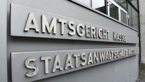 Ein Schild mit dem Schriftzug "Amtsgericht Kassel - Staatsanwaltschaft Kassel" hängt vor dem Justizzentrum in Kassel (Hessen)