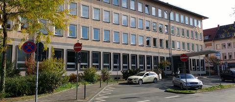 Das Gebäude des Stadthaus in Darmstadt von außen. 
