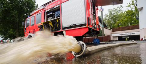 Die Feuerwehr pumpt die vollgelaufene Tiefgarage eines Hotels in Wiesbaden leer