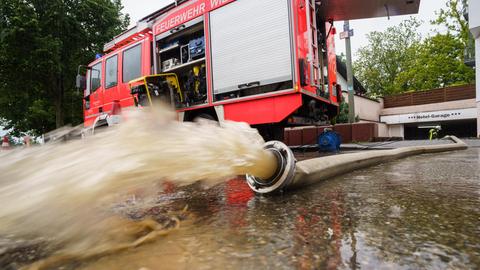 Die Feuerwehr pumpt die vollgelaufene Tiefgarage eines Hotels in Wiesbaden leer