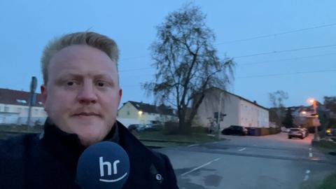 hr Reporter vor Bahnübergang