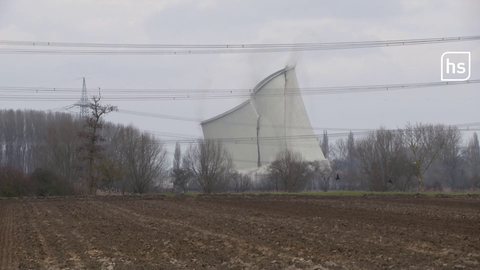 Der Kühlturm knickt ein.