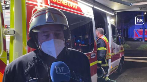 Feuerwehrmann spricht ins Mikrofon