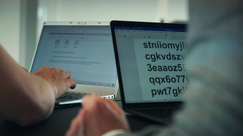 Zwei Laptops, darauf sind Passwörter in einer Word-Datei zu sehen.