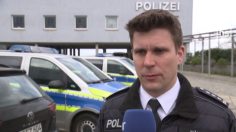 Ein Polizeisprecher guckt in die Kamera.