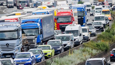 Langer Stau auf einer Autobahn