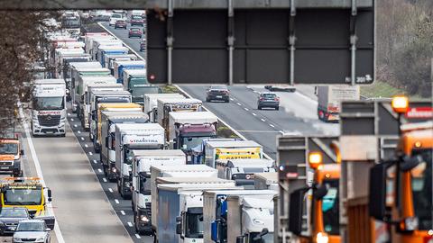 Im Stau auf der A3 standen Lkw auf allen drei Fahrspuren.