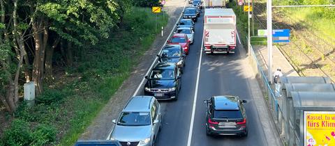 Straße mit sich stauenden Autos von einer Brücke fotografiert. 