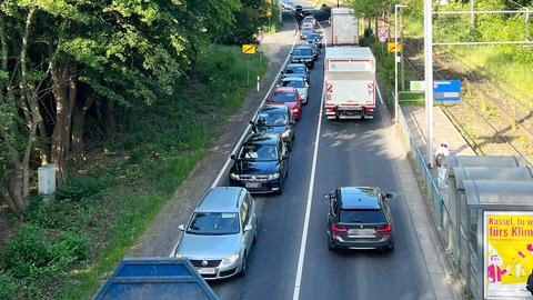 Straße mit sich stauenden Autos von einer Brücke fotografiert. 