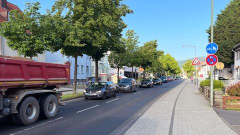 Sich stauenden Autos in einer innerstädtischen Straße. 