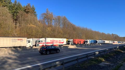 Lkws auf Autobahn im Stau