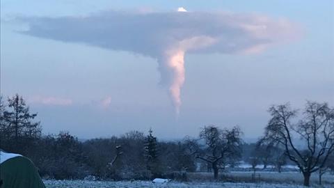 Riesenwolke am Himmel, verursacht durch Kohlekraftwerk Staudinger