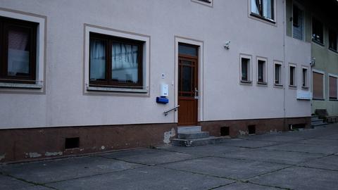 Haus mit polizeilichem Siegel an der Tür