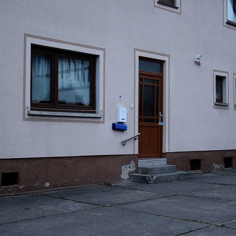 Haus mit polizeilichem Siegel an der Tür