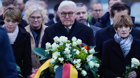 Bundespräsident Steinmeier (Mitte) hat in Hanau der Opfer gedacht.