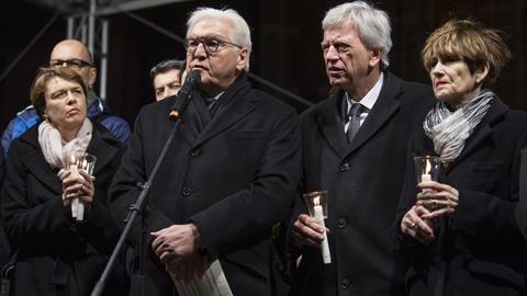 Bundespräsident Steinmeier und Ministerpräsident Bouffier mit ihren Ehefrauen auf der Hanauer Mahnwache.