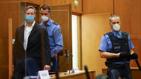 Der Hauptangeklagte im Prozess um den Mord am Kasseler Regierungspräsidenten Lübcke, Stephan Ernst (l), am Donnerstag im Gerichtssaal.