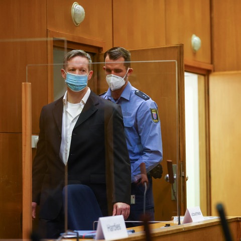 Der Hauptangeklagte im Prozess um den Mord am Kasseler Regierungspräsidenten Lübcke, Stephan Ernst (l), am Donnerstag im Gerichtssaal.