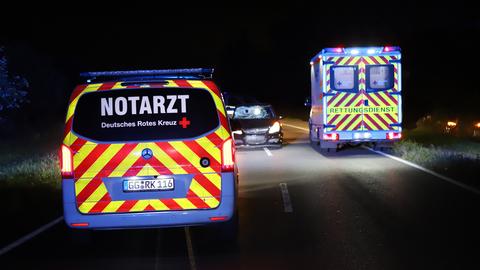 Einsatzfahrzeuge am Unfallort bei Stockstadt (Groß-Gerau)