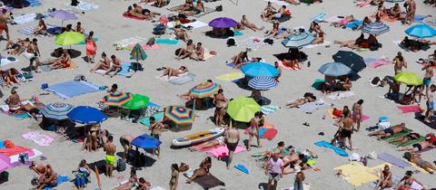 Menschen am Strand aus der Vogelperspektive aufgenommen