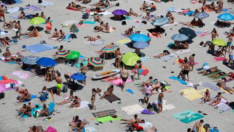 Menschen am Strand aus der Vogelperspektive aufgenommen