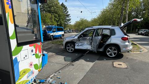 Beschädigtes Auto nach Zusammenstoß mit einer Straßenbahn in Kassel.