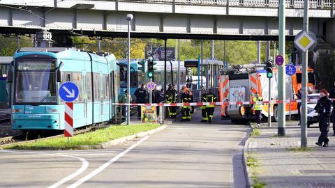 Unfallstelle in Frankfurt-Nied. Neben einer stehenden Tram und einem Rettungswagen viele Polizisten.