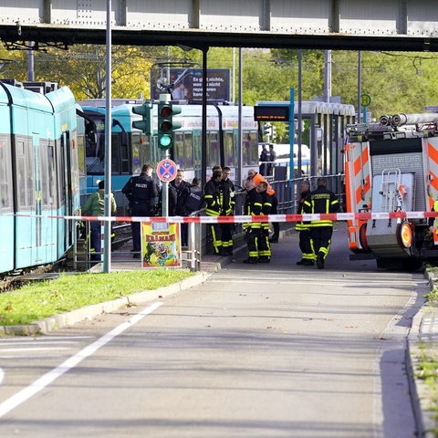 Unfallstelle in Frankfurt-Nied. Neben einer stehenden Tram und einem Rettungswagen viele Polizisten.