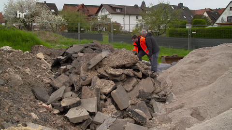 Ein Schuttberg auf einem Grundstück.