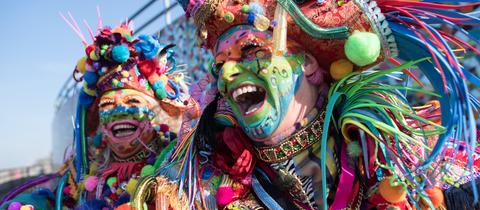 Fasching: Zwei Frauen sind stark verkleidet und lachen herzlich