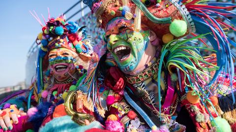 Fasching: Zwei Frauen sind stark verkleidet und lachen herzlich