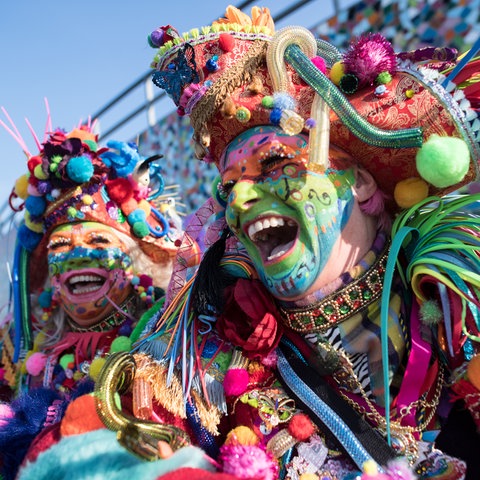 Fasching: Zwei Frauen sind stark verkleidet und lachen herzlich