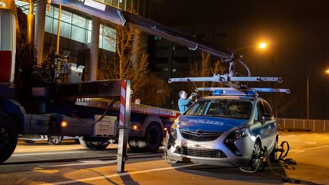 Demolierter Streifenwagen wird abgeschleppt