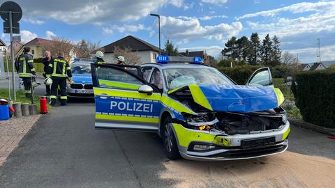 Am Streifenwagen entstand ein größerer Schaden.