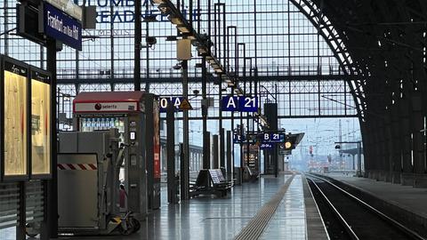 Der Frankfurter Hauptbahnhof ist verwaist.