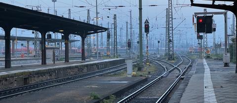 Der Frankfurter Hauptbahnhof ist verwaist.