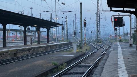 Der Frankfurter Hauptbahnhof ist verwaist.