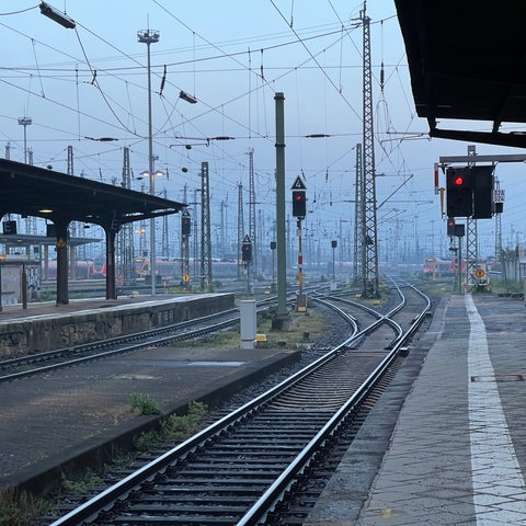 Der Frankfurter Hauptbahnhof ist verwaist.