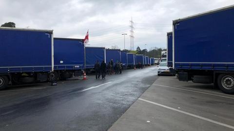 Die stehenden Lkw der streikenden Fahrer auf dem Rastplatz Gräfenhausen an der A5.