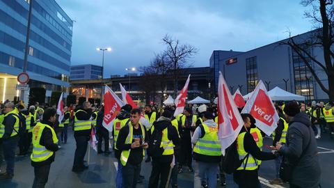 Die Streikenden versammeln sich am Frankfurter Flughafen.