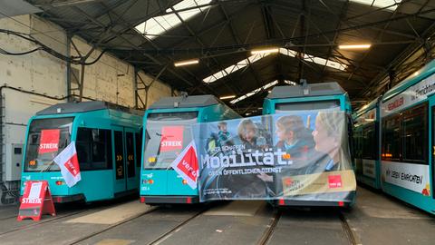 U-Bahnen mit Verdi-Fahnen im Depot