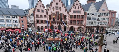 Hunderte Menschen stehen mit Plakaten auf dem Römerberg, im Hintergrund das Rathaus. 